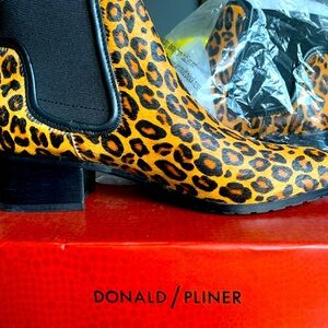 Brand new Donald Pliner booties